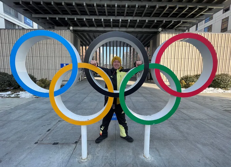 Sportpsychologe Kai Engbert hinter den Olympischen Ringen in Peking 2022