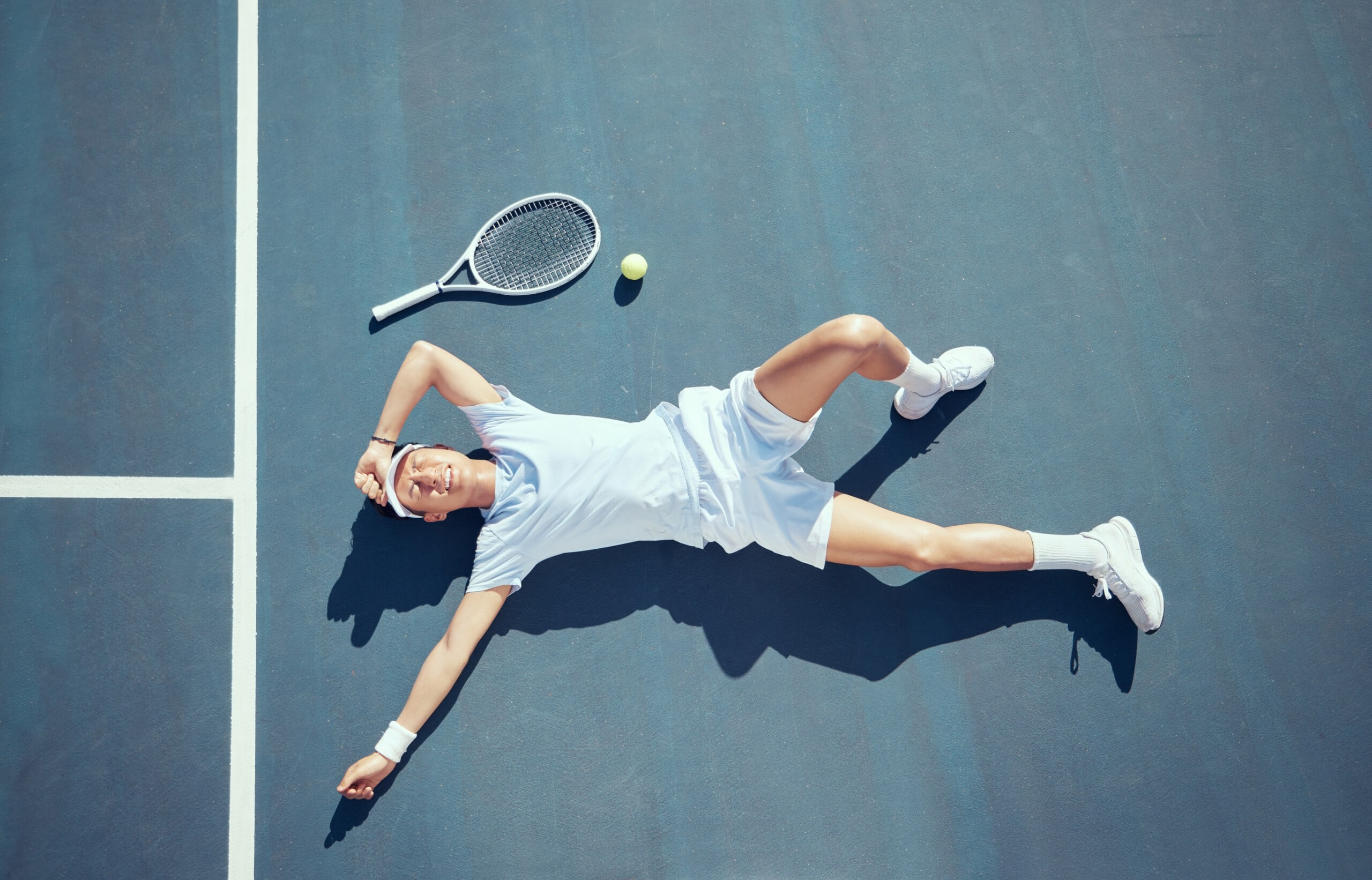 ein Tennisspieler liegt am Boden