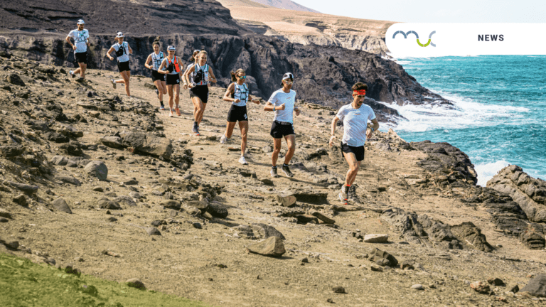 Trailrunnerinnen und Trailrunner laufen auf einem Küstenpfad auf einer kargen Insel.