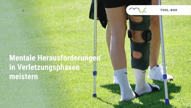 Verletzte Person mit Krücken und Bein-Orthese