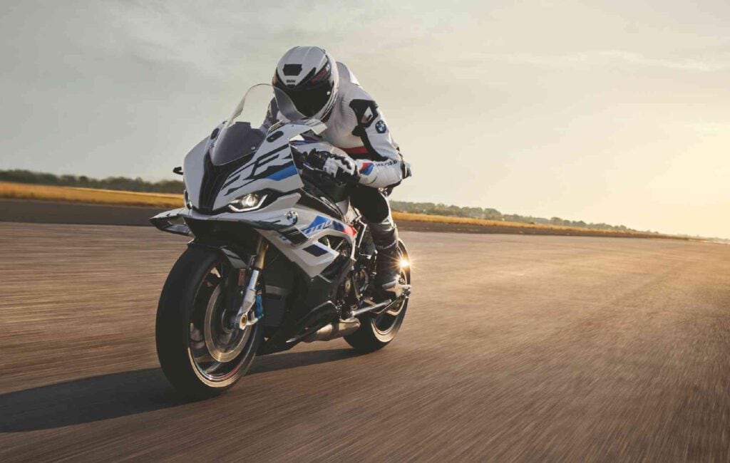 Ein Testfahrer von BMW Motorrad im Sonnenuntergang