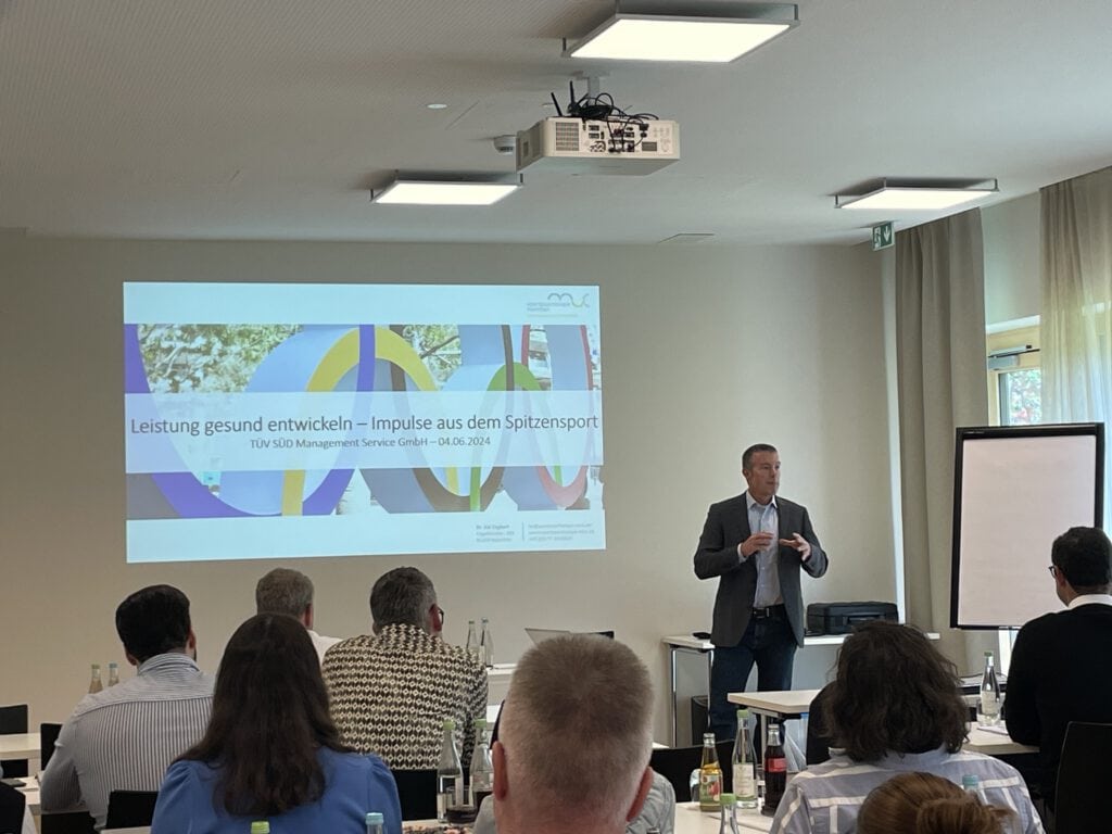 Dr. Kai Engbert hält einen Vortrag bei der TÜV SÜD Management Service GmbH
